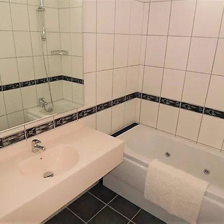 Stunning Private 2 Bed In Great Location And Gated Community * Side