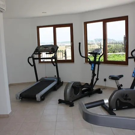 Stunning Private 2 Bed In Great Location And Gated Community Side