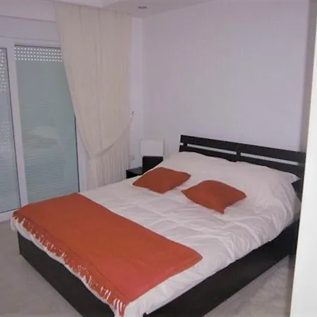 Feriehus Stunning Private 2 Bed In Great Location And Gated Community Side